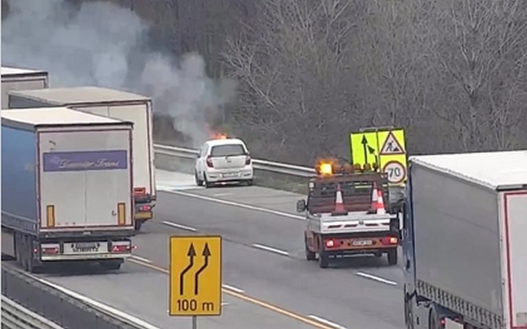 Hatalmas lángokkal égett egy kisbusz és egy személyautó az M0-áson