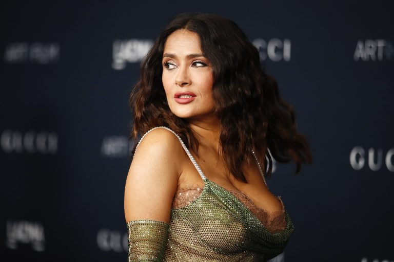 Salma Hayek az elmúlt évek egyik leglátványosabb dekoltázsával köszönt be