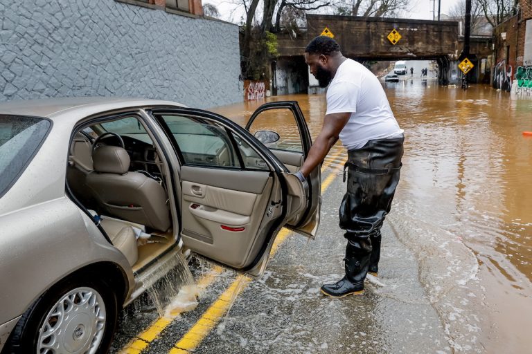 Újabb árvizeket okozó viharra figyelmeztetik a Kaliforniában élőket
