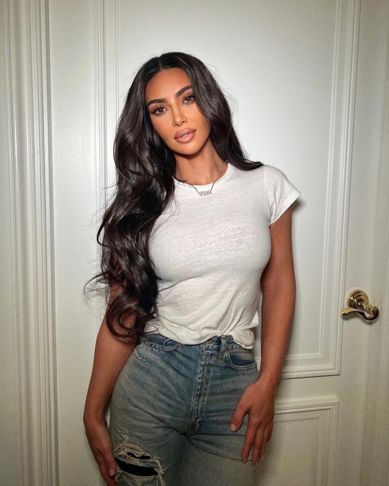 Kim Kardashian egy egyszerű pólóban is vadítóan néz ki (fotók)