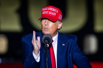 A Facebook mérlegeli, hogy visszaengedje-e a platformra Trumpot