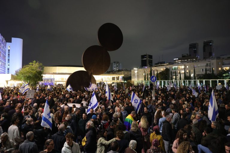 Tízezrek tüntetnek a Netanjahu-kormány ellen Izraelben