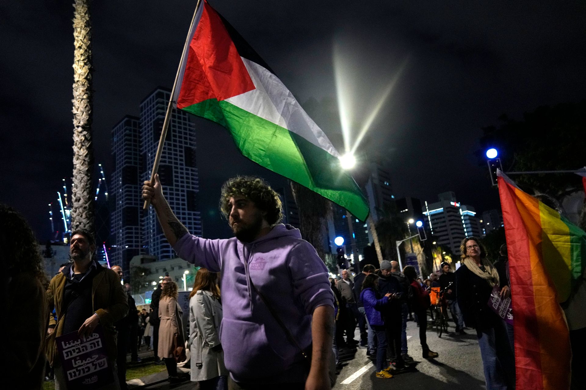 Izrael betiltotta a palesztin zászló nyilvános lengetését