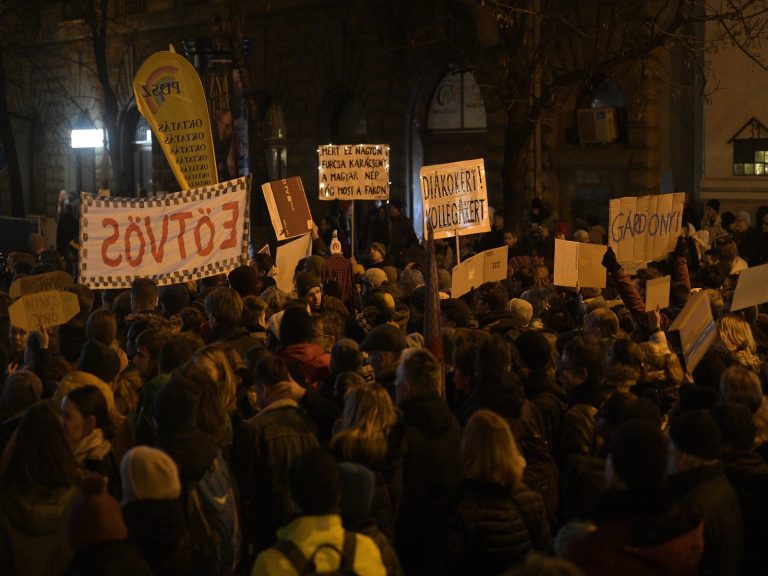 Hétfő reggel megkezdődött az egyhetes, országos pedagógussztrájk