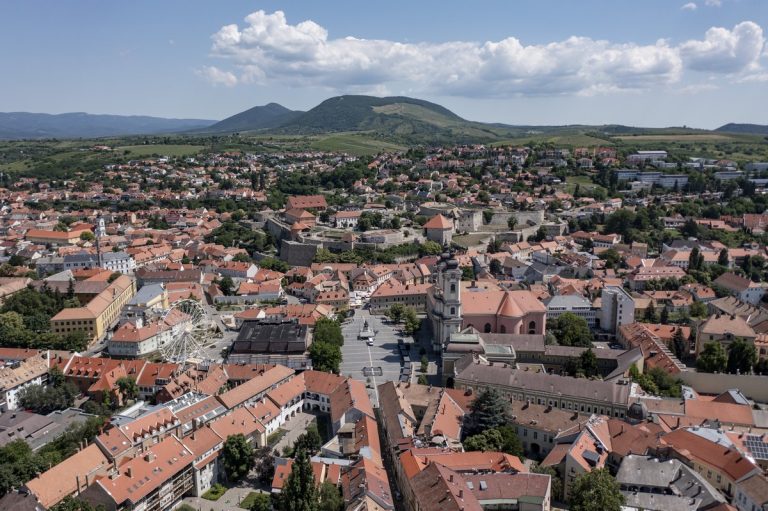 Pucér ámokfutó harapott meg egy nőt Eger belvárosában