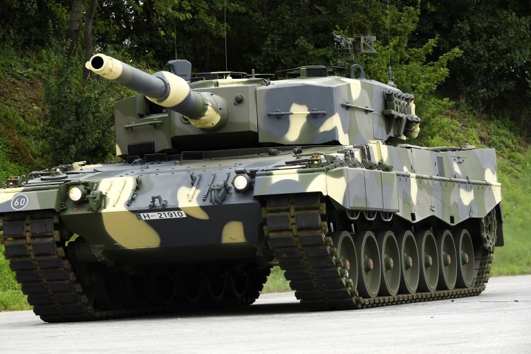 Lengyelország fontolgatja, hogy Leopard 2 harckocsikat adjon át Ukrajnának