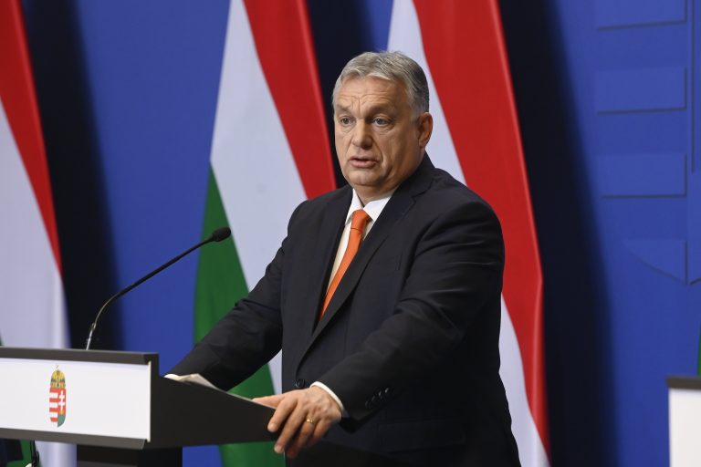 Lengyel újságíró: csak Orbán meri kimondani, hogy a háborún az USA is nyerészkedik