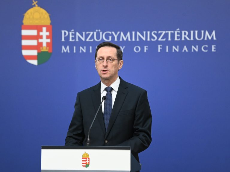 Pénzügyminisztérium: a Fitch úgy látja, Magyarország elkerüli a recessziót