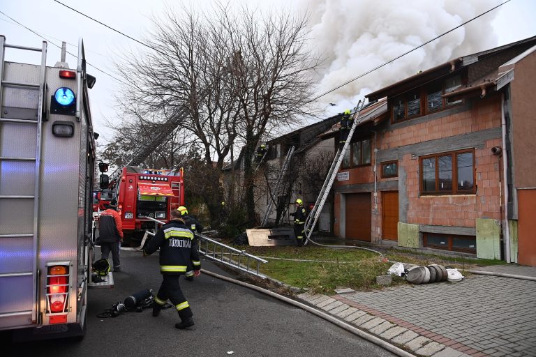 16 éves fiú indította a miskolci lakástüzet okozó petárdát, 40 embert evakuáltak