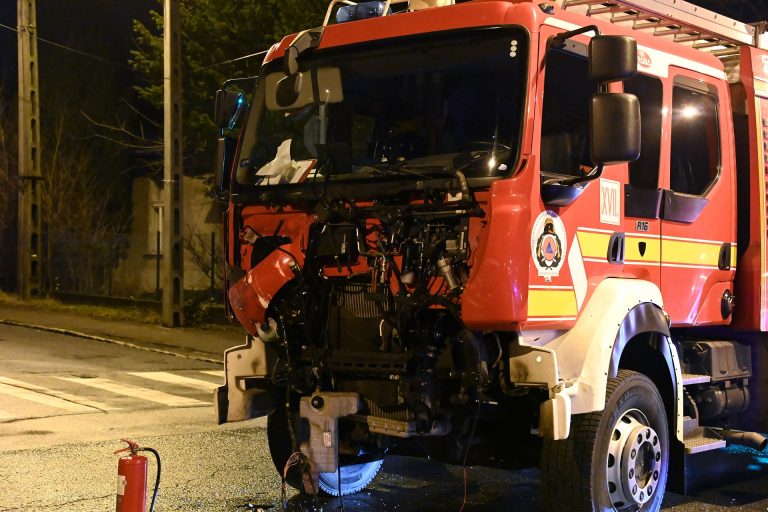 Tűzoltóautó ütközött busszal Budapesten: helyszíni fotók