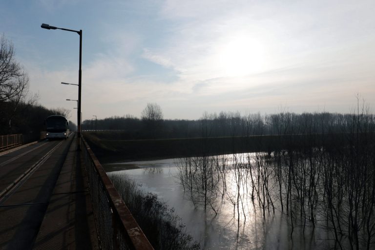 Elmerült két férfi a Tiszában, nagy erőkkel keresik őket