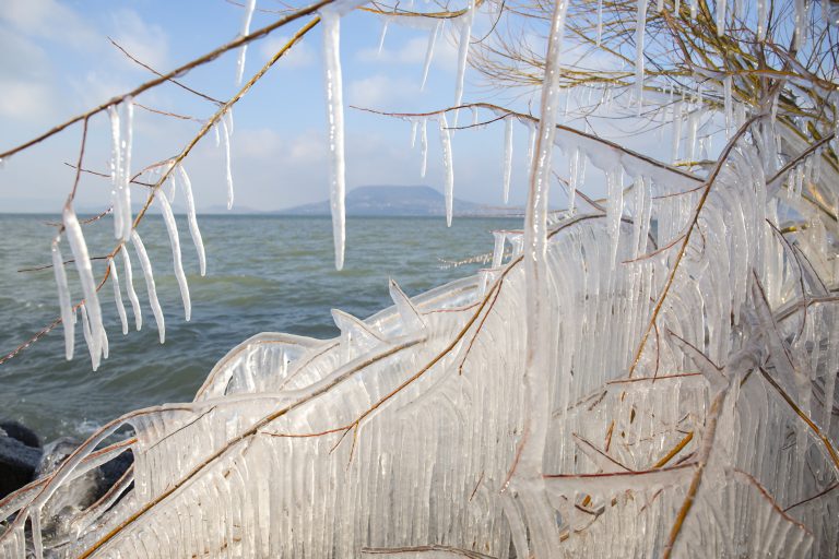 Ezen a télen is várja a kalandvágyó úszókat a magyar tenger