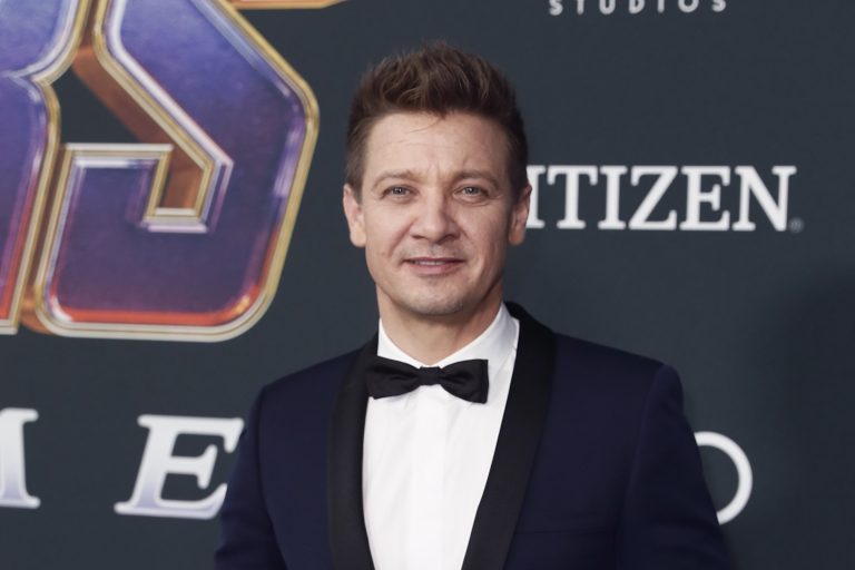 Kisebb csoda, hogy Jeremy Renner élve megúszta a horrorisztikus balesetet