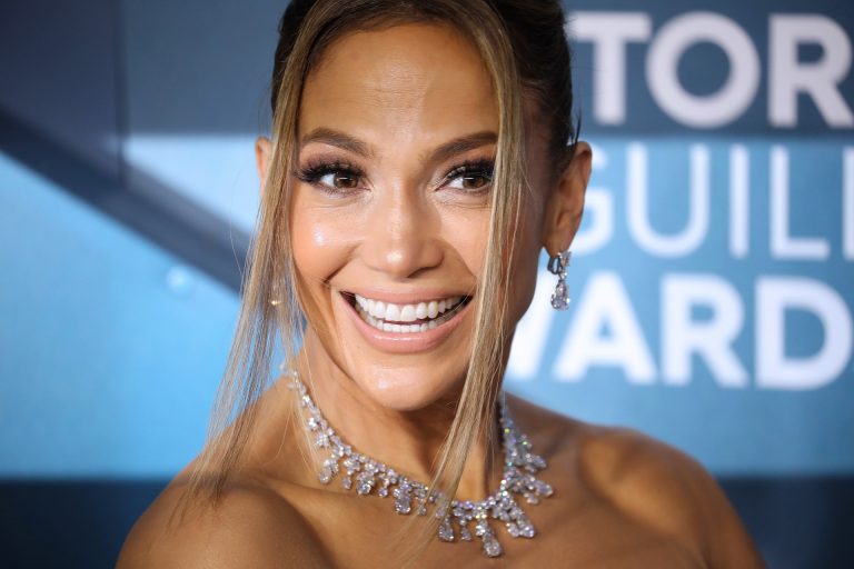 Odavannak a rajongók Jennifer Lopez szilveszteri ruhájáért