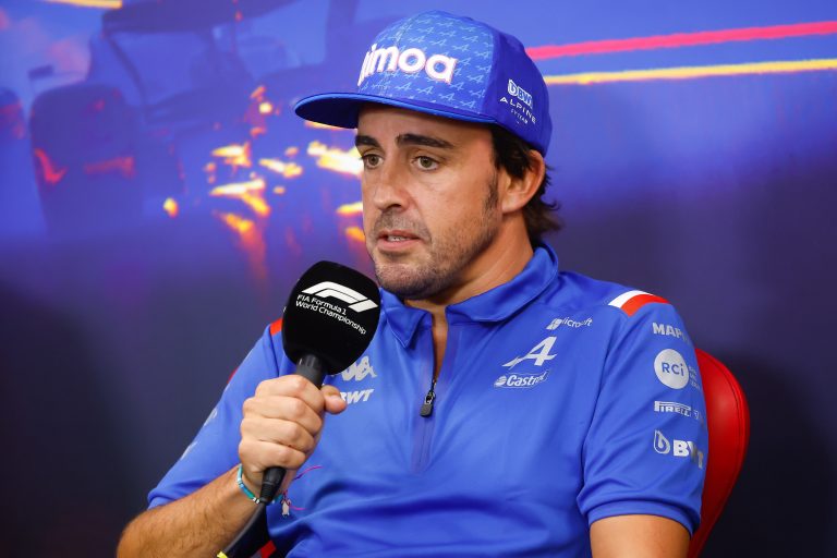 Alonso már birtokba is vette az új céges verdát az Aston Martinnál