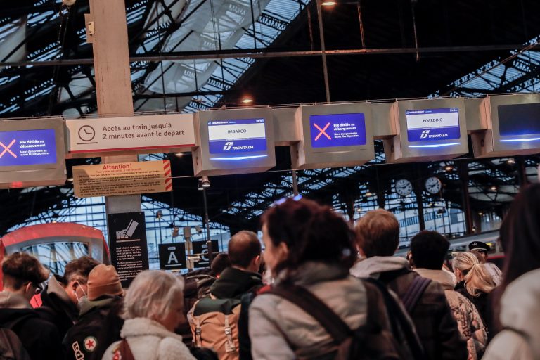 A káosz szélén állnak a francia kórházak, miközben folytatódik az orvosok sztrájkja