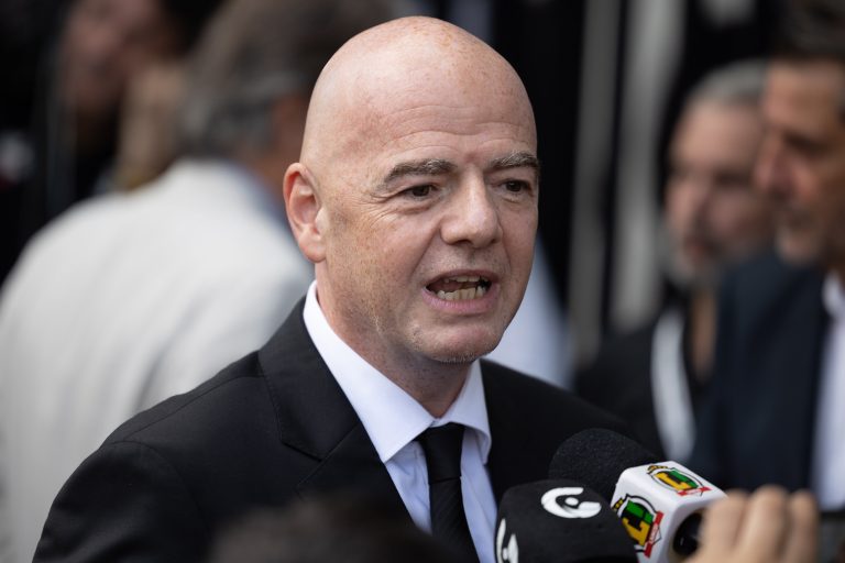 Infantino: minden ország nevezzen el egy stadiont Peléről