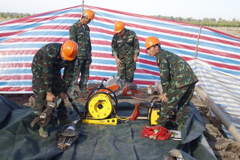 Felszínre hozták az aknába zuhant 10 éves vietnami fiú holttestét