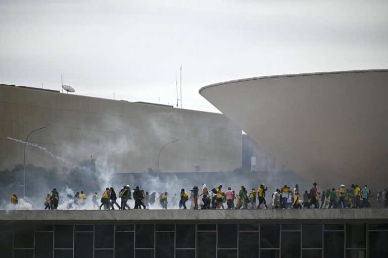 Biztonsági vezetőkre adtak ki elfogatóparancsot a brazil tüntetések miatt