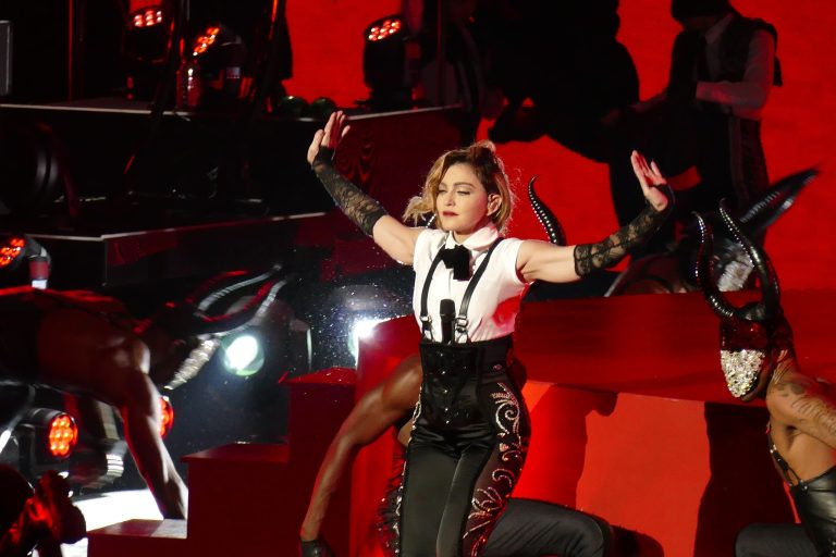 Karrierje kezdetének 40. évfordulója alkalmából Madonna világkörüli turnéra indul
