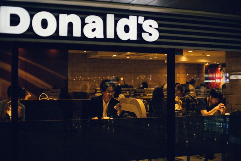 Kevesebb mint egy éven belül harmadszor emeli az árakat a japán McDonald’s