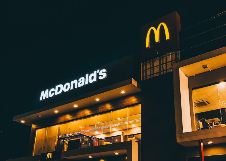 Újabb éttermek nyitása miatt beáldozza munkavállalói egy részét a McDonald’s