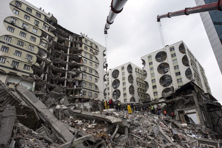 Válságtanácskozást hív össze az EU a törökországi és szíriai földrengés miatt
