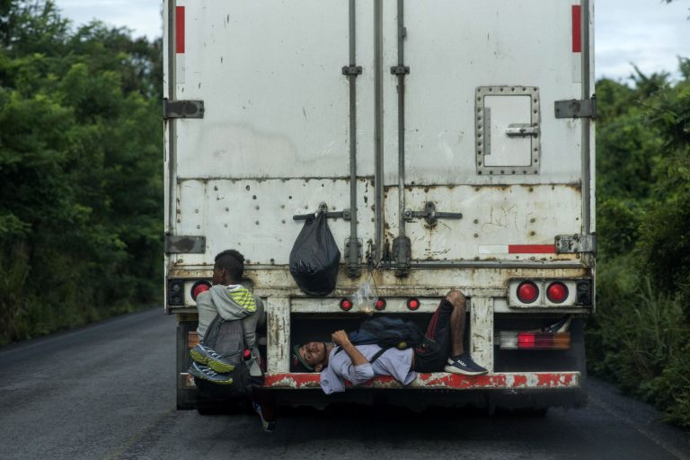 18 bevándorló holttestére bukkantak a bolgár hatóságok egy teherautóban