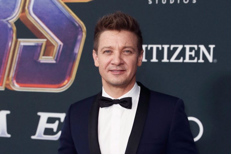 Elektroterápiával gyógyul a súlyos hókotró-balesetet szenvedett Jeremy Renner