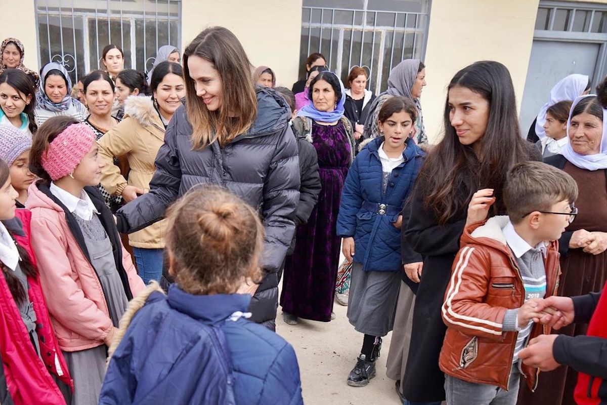 Népirtás helyszínére látogatott el Angelina Jolie