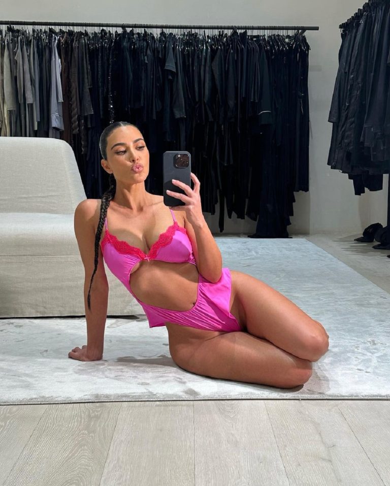 Csak úgy forr a levegő Kim Kardashian Valentin-napi szettjétől