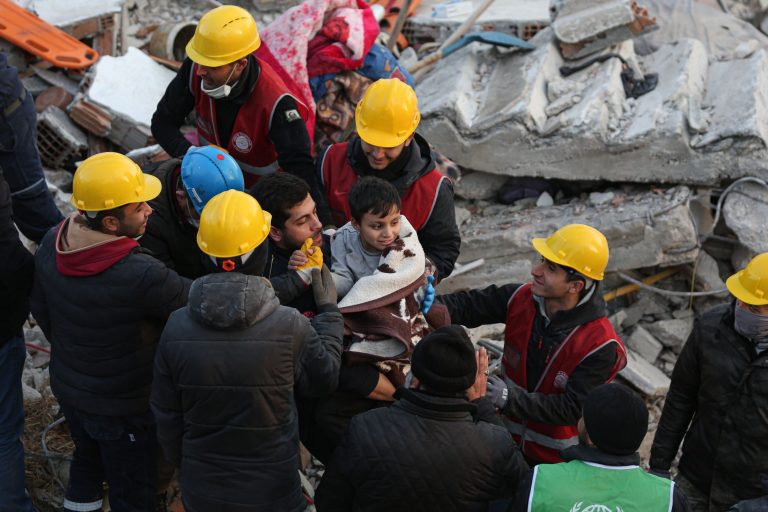 263 olyan gyermeket mentettek ki a romok alól, akiknek nem érik el családját