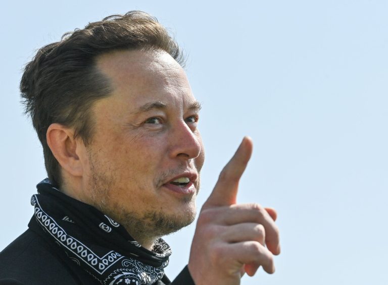 Musk kirúgott 200 alkalmazottat a Twittertől, majd egy tweetben gúnyolódott rajtuk