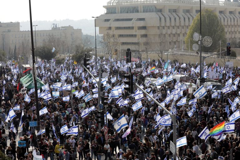 Több tízezer tüntető vonult az utcára Jeruzsálemben