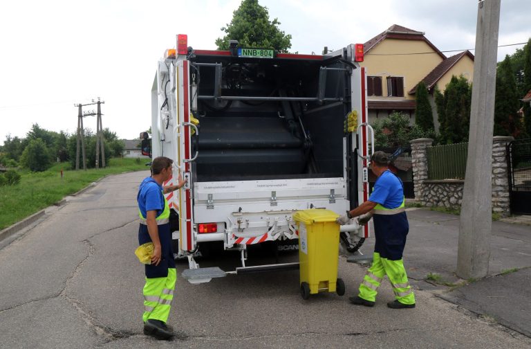 Kukásautóba rohant egy furgon Budakeszin: épp időben ugrottak a munkások (videó)