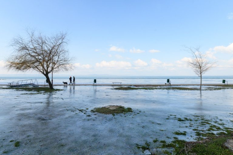 Rendőrségi figyelmeztetés: életveszélyes a Balaton jegén való tartózkodás