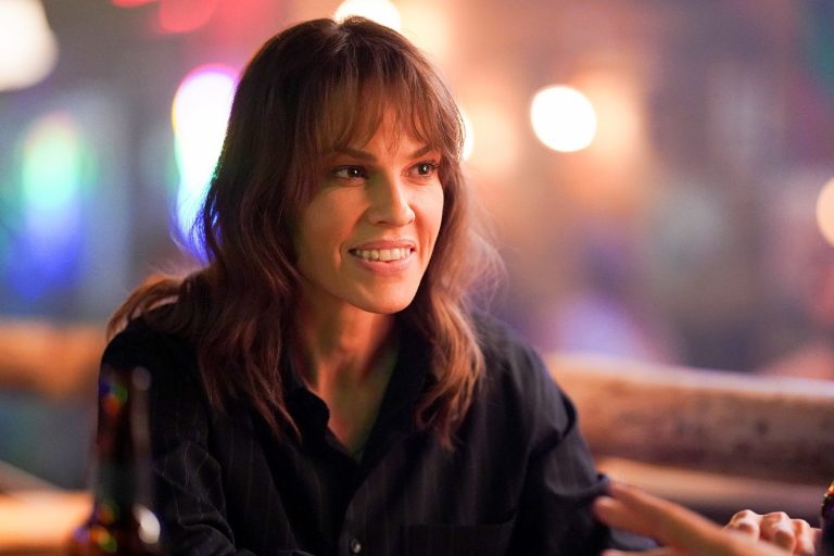 Növeli a tétet a Disney+, jön Hilary Swank sorozata