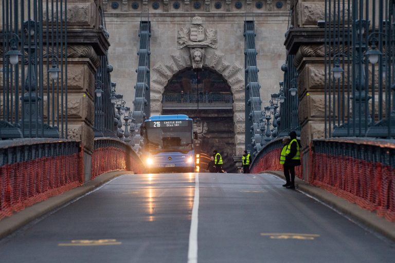 Karácsony szerint gyorsabb és kiszámíthatóbb lett a buszközlekedés a Lánchídon