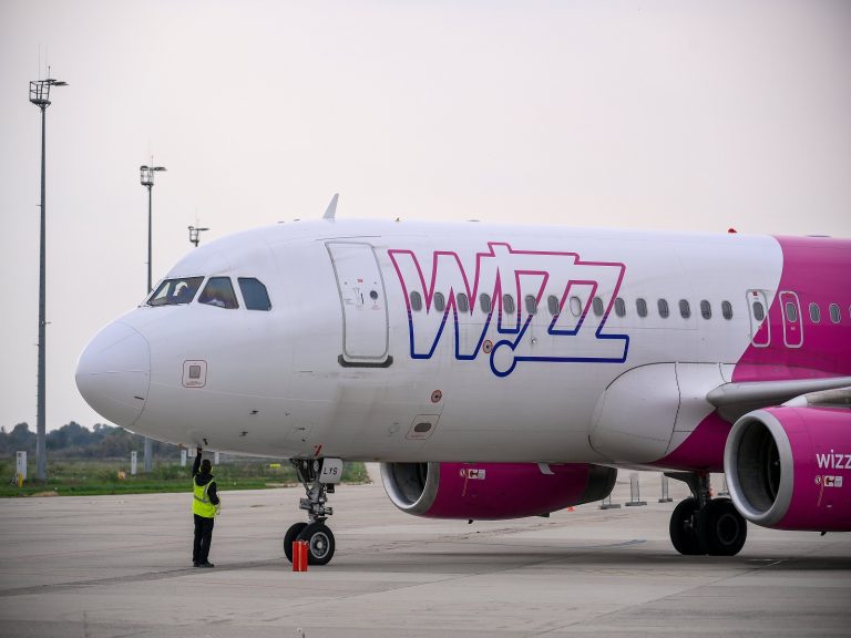 Verekedni kezdett a gépen egy magyar utas, 18 órát késett a Wizz Air járata