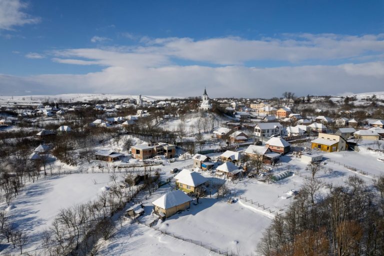 Gyönyörű képek érkeztek a behavazott erdélyi tájról