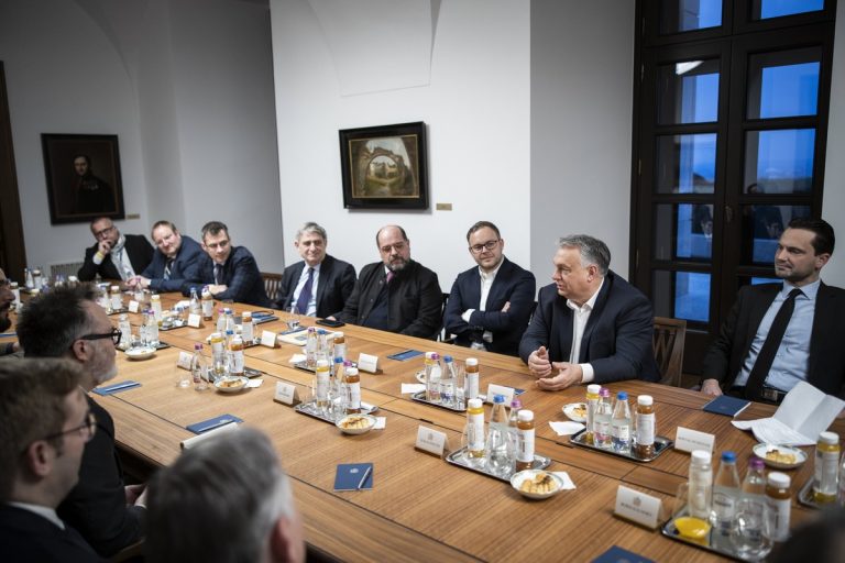 Orbán Viktor a Dunai Vasmű jövőjéről egyeztetett a kormányülés szünetében