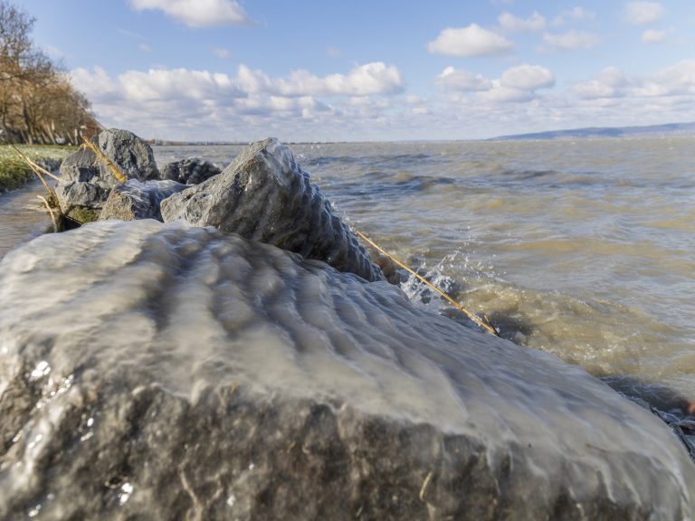 Hízik a Balaton jege, a szél után a fagy uralkodik legnagyobb tavunknál