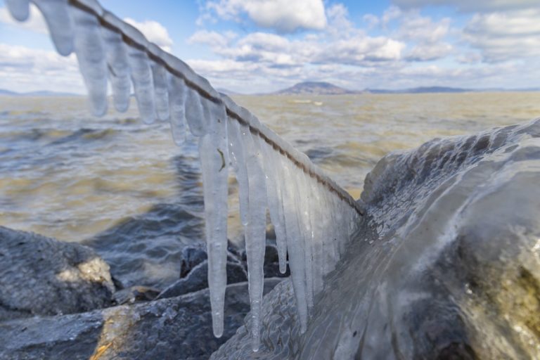 Fagyos volt a hangulat a szélvihar után a napsütötte Balatonnál