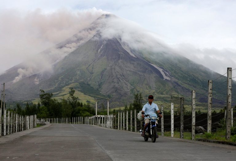 Fülöp-szigetek: megvizsgálják a Mayon vulkán kráterénél felfedezett repülőgép roncsát