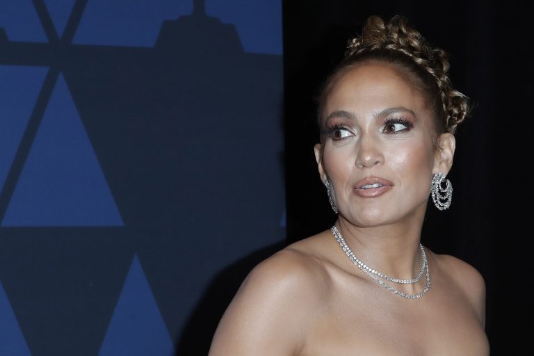 Igazi királynőként jelent meg Jennifer Lopez a Grammy-Gálán (fotók)