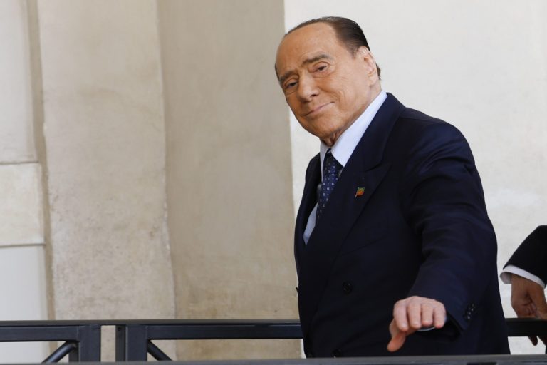 Felmentette Berlusconit a bíróság a szexpartik ügyében