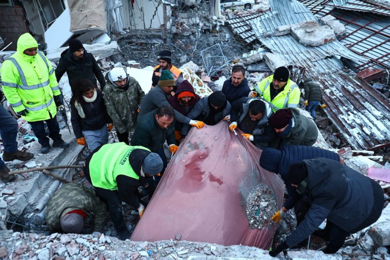 Több gyereket is élve mentettek ki a romok alól a magyar mentőcsapatok Törökországban