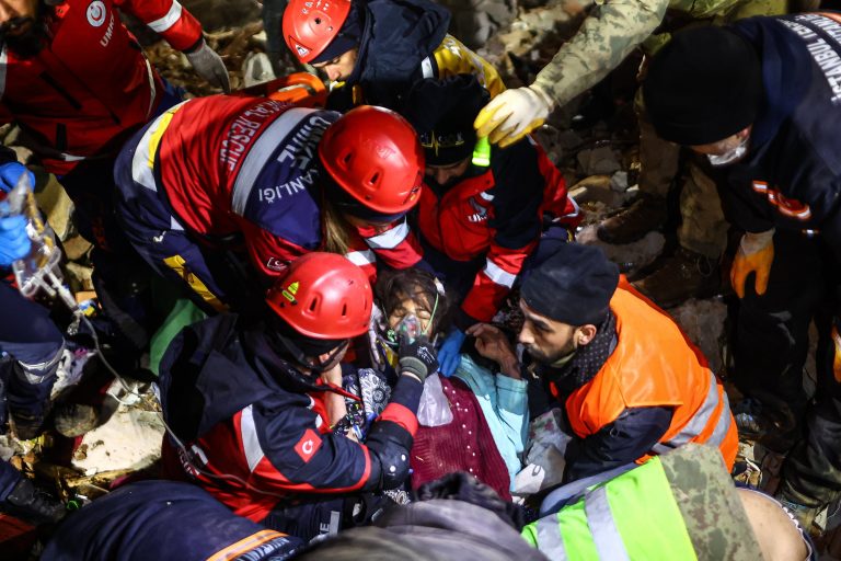 Már több mint 24 ezer halottja van a törökországi és szíriai földrengésnek