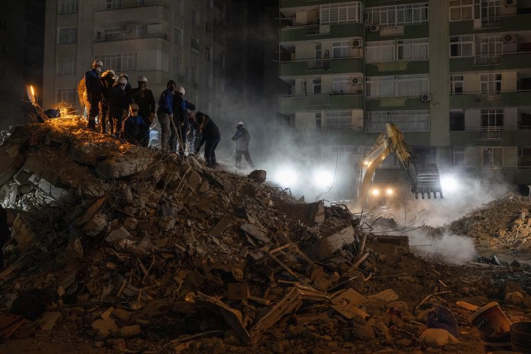 Török-szír földrengés: 122 órát élt túl a pokolban két nő