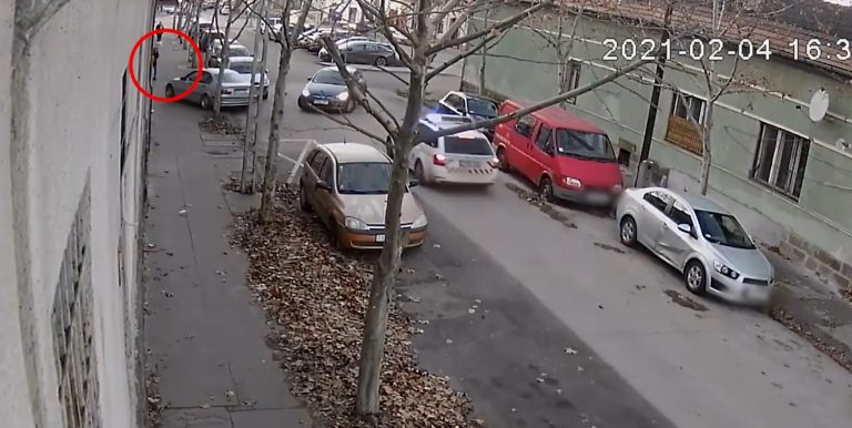 Videón, ahogyan rendőrök üldöznek egy BMW-vel életveszélyesen menekülőt Budapesten